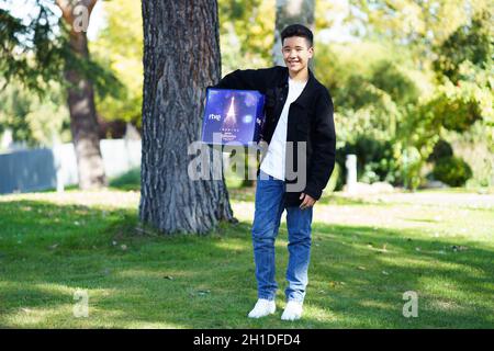 Madrid, Espagne.18 octobre 2021.Le chanteur Levi Diaz pose lors de sa présentation de lui en tant que représentant de l'Espagne pour l'Eurovision Junior 2021 à Madrid.Crédit : SOPA Images Limited/Alamy Live News Banque D'Images
