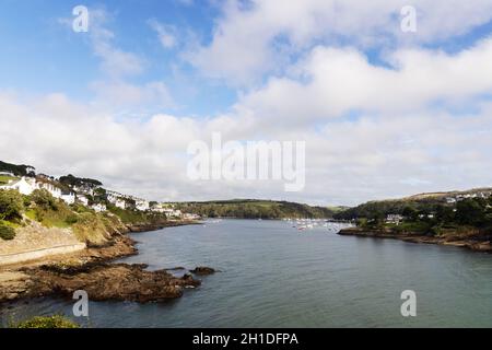 Paysage des Cornouailles; côte des Cornouailles à Fowey, estuaire de la rivière Fowey, avec la ville de Fowey sur la rive gauche et le village de Polruan sur la droite, Cornwall Royaume-Uni Banque D'Images