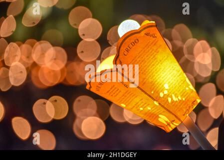 Lourdes, France - 9 octobre 2021 : lampe aux chandelles pour les processions religieuses catholiques à la basilique Rosaire de Lourdes Banque D'Images