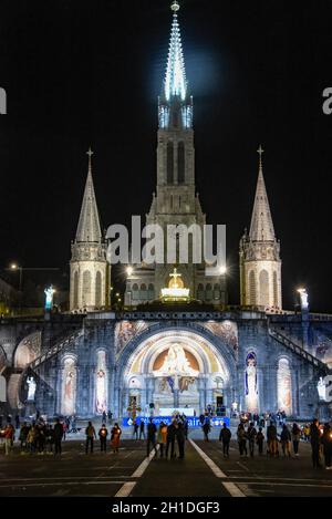 Lourdes, France - 9 octobre 2021 : vues de nuit sur l'église de la basilique Rosaire à Lourdes Banque D'Images