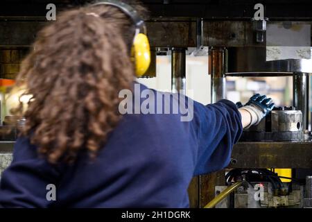 Femme non reconnaissable travaillant dans une usine . Banque D'Images
