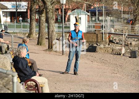 Ein Mitarbeiter der Ortspolizebehörde von Titisee-Neustadt unterhält sich mit den wenigen Besuchern am Seeufer.Menschenleer präsenert sich aktuel Banque D'Images