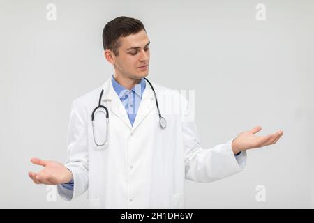 Le médecin étend ses bras d'un côté à l'autre et laisse le choix au patient. Banque D'Images