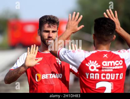 LAVRADIO, PORTUGAL - OCTOBRE 16 : Mario Gonzalez de SC Braga fête avec ses coéquipiers Yan Couto après avoir inscrit un but d'ouverture, lors du match de la coupe portugaise entre UFC Moitense et SC Braga à l'Estadio Alfredo Da Silva, le 17 octobre 2021 à Lavradio, Portugal.(Support MB) Banque D'Images