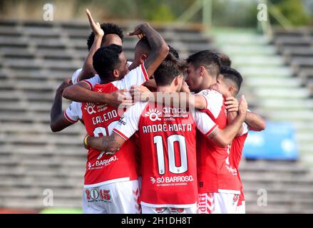 LAVRADIO, PORTUGAL - OCTOBRE 16: Bruno Rodrigues de SC Braga fête avec des coéquipiers après avoir marquant un but, pendant le match de la coupe portugaise entre UFC Moitense et SC Braga à l'Estadio Alfredo Da Silva le 17 octobre 2021 à Lavradio, Portugal.(Support MB) Banque D'Images