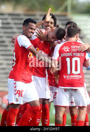 LAVRADIO, PORTUGAL - OCTOBRE 16: Bruno Rodrigues de SC Braga fête avec des coéquipiers après avoir marquant un but, pendant le match de la coupe portugaise entre UFC Moitense et SC Braga à l'Estadio Alfredo Da Silva le 17 octobre 2021 à Lavradio, Portugal.(Support MB) Banque D'Images