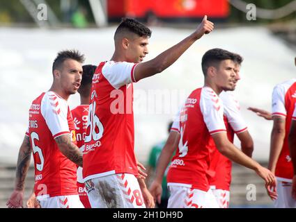 LAVRADIO, PORTUGAL - OCTOBRE 16: Bruno Rodrigues de SC Braga fête avec des coéquipiers après avoir marquant un but, pendant le match de la coupe portugaise entre UFC Moitense et SC Braga à l'Estadio Alfredo Da Silva le 17 octobre 2021 à Lavradio, Portugal.(Support MB) Banque D'Images