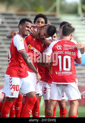 LAVRADIO, PORTUGAL - OCTOBRE 16: Bruno Rodrigues de SC Braga fête avec des coéquipiers après avoir marquant un but, pendant le match de la coupe portugaise entre UFC Moitense et SC Braga à l'Estadio Alfredo Da Silva le 17 octobre 2021 à Lavradio, Portugal.(Support MB) Banque D'Images