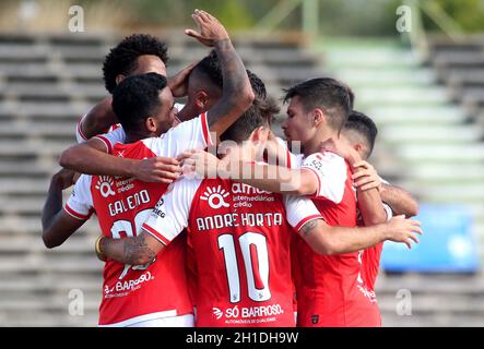 LAVRADIO, PORTUGAL - OCTOBRE 16: Bruno Rodrigues de SC Braga fête avec des coéquipiers après avoir marquant un but, pendant le match de la coupe portugaise entre UFC Moitense et SC Braga à l'Estadio Alfredo Da Silva le 17 octobre 2021 à Lavradio, Portugal.(Support MB) Banque D'Images