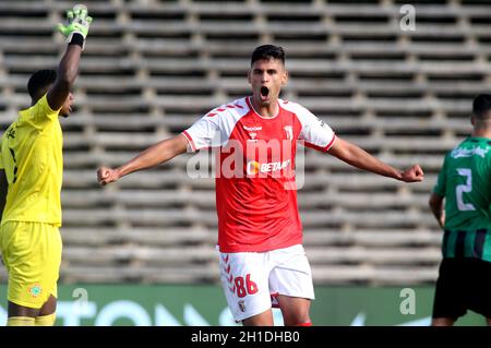 LAVRADIO, PORTUGAL - OCTOBRE 16: Bruno Rodrigues de SC Braga fête après avoir marquant un but, lors du match de la coupe portugaise entre UFC Moitense et SC Braga à l'Estadio Alfredo Da Silva le 17 octobre 2021 à Lavradio, Portugal.(Support MB) Banque D'Images