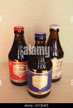 CHIMAY, BELGIQUE - VERS AVRIL 2020: Chimay bleu rouge et blanc bouteilles de bière Banque D'Images