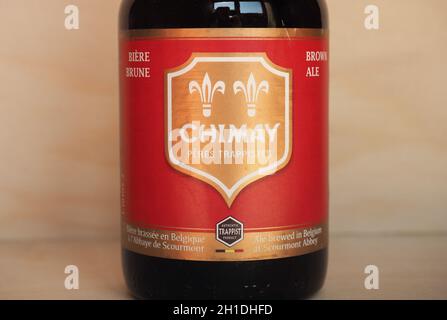 CHIMAY, BELGIQUE - VERS AVRIL 2020: Bouteille de bière rouge Chimay Banque D'Images