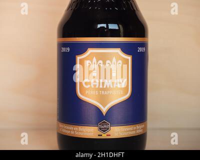 CHIMAY, BELGIQUE - VERS AVRIL 2020: Bouteille de bière Blue Chimay Banque D'Images