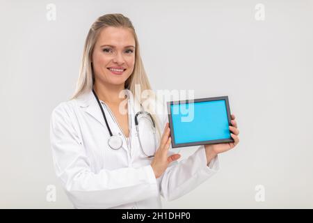 Un médecin souriant tient une plaque bleue dans ses mains. Banque D'Images