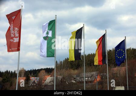 Die Flaggen am Ortseingang von Hinterzarten stehen im Wind - aber wohin geht nach der Corona-Krise die Reise der Tourismusbranche - Themenbild Medizi Banque D'Images