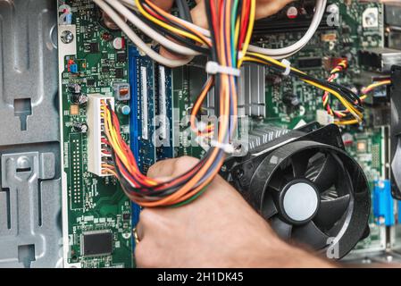 Ingénieur support informatique. La mise à niveau de la RAM chip Mémoire interne d'un ordinateur de bureau . Banque D'Images