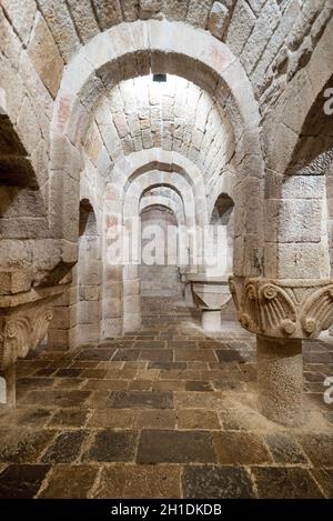 Leyre, Espagne - 10 août 2019 : intérieur de l'ancienne crypte romane de l'Église du Saint-Sauveur de Leyre Iglesia de San Salvador de Leyre , Nav Banque D'Images