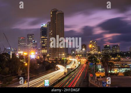Tel Aviv-Yafo, Israël - 17 octobre 2021 : vue panoramique de la soirée tel Aviv, Israël. Banque D'Images