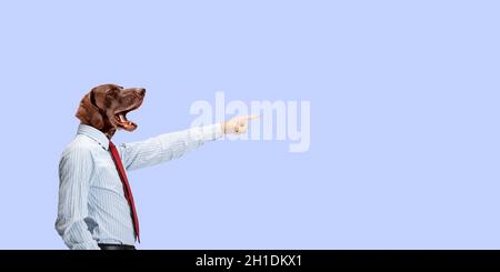 Collage d'art contemporain de l'homme en costume avec tête de chien pointant isolée sur fond violet.Concept d'entreprise.Circulaire Banque D'Images