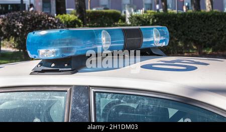 Setubal, Portugal - 8 août 2018 : voiture de police portugaise garée dans le centre historique de la ville en été. Banque D'Images