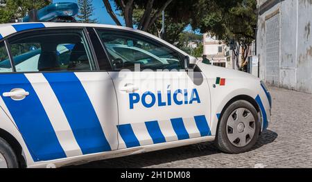 Setubal, Portugal - 8 août 2018 : voiture de police portugaise garée dans le centre historique de la ville en été. Banque D'Images