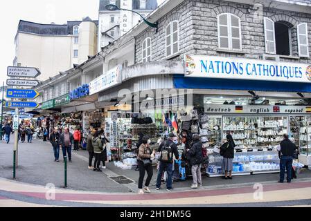 Lourdes, France - 10 octobre 2021 : boutiques de tourisme vendant des souvenirs catholiques aux pilgirms, près de la basilique Rosaire de Lourdes Banque D'Images