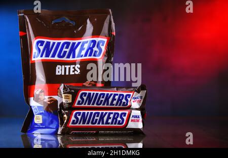 POZNAN, POL - APR 7, 2020: Barres de chocolat de Snickers, une marque de produits de confiserie faite par la société américaine Mars Banque D'Images