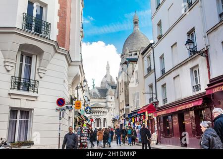 PARIS, FRANCE - MARS, 2018: Personnes marchant autour du célèbre quartier de Montmartre dans une belle journée d'hiver Banque D'Images