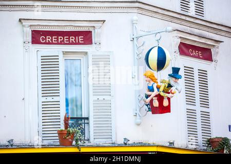 PARIS, FRANCE - MARS 2018 : magasin de nourriture et de boissons dans le célèbre quartier de Montmartre à Paris Banque D'Images