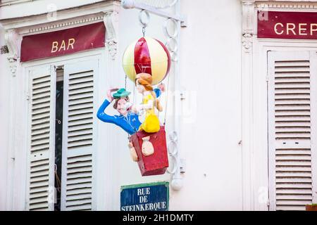 PARIS, FRANCE - MARS 2018 : magasin de nourriture et de boissons dans le célèbre quartier de Montmartre à Paris Banque D'Images