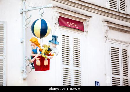 PARIS, FRANCE - MARS 2018 : magasin de nourriture et de boissons dans le célèbre quartier de Montmartre à Paris Banque D'Images