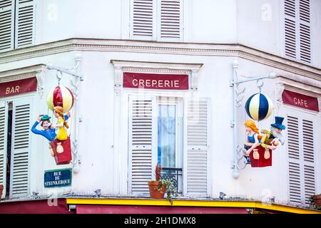 PARIS, FRANCE - MARS 2018 : magasin de nourriture et de boissons dans le célèbre quartier de Montmartre à Paris Banque D'Images