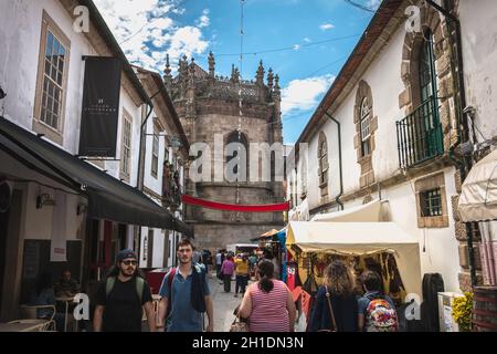 Braga, Portugal - 23 mai 2018: Vue sur les rues du centre historique de la ville décoré pour l'événement annuel Braga Romana (Roman Braga) que les gens Banque D'Images