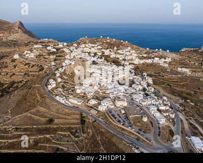 Vue aérienne du village grec de Chora sur l'île d'Amorgos, Mer Egée, Cyclades Banque D'Images