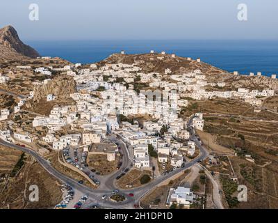 Vue aérienne du village grec de Chora sur l'île d'Amorgos, Mer Egée, Cyclades Banque D'Images