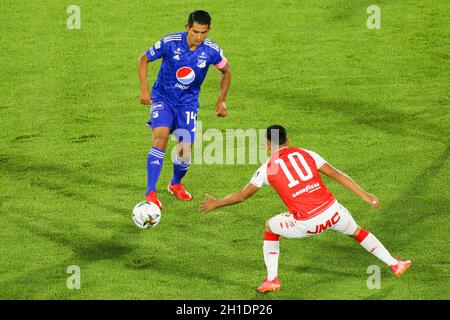 Bogota, Colombie.17 octobre 2021.David Silva de Millonarios et Jhon Velasquez disputent la balle dans le classique de la capitale entre Independiente Santa Fe et Millonarios au stade Nemesio Camacho El Campin à Bogota (Credit image: © Daniel Garzon Herazo/ZUMA Press Wire) Banque D'Images