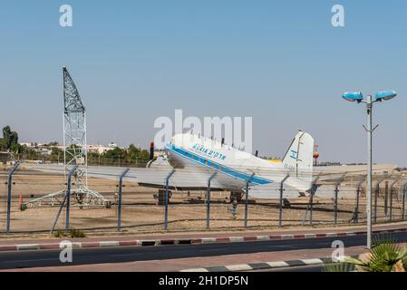 Eilat, Israël - le 7 novembre 2017 : Arkia Airlines avion Douglas DC-3, situé à l'aéroport d'Eilat comme un monument. Le Douglas DC-3 est un avion qui re Banque D'Images