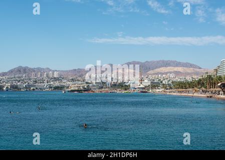 Eilat, Israël - 7 novembre, 2017 : Architecture et plage ensoleillée d'Eilat, Israël. Cet endroit serein est un très populaire escapade tropicale pour Israël. Banque D'Images