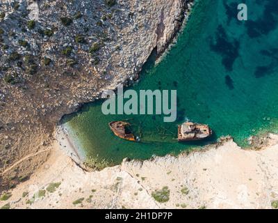 Vue aérienne par drone du bateau de Shipwreck Olympia sur l'île d'Amorgos pendant les vacances d'été, sur la côte rocheuse, les gens sur la plage, Cyclades, Grèce Banque D'Images