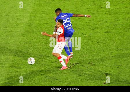 Bogota, Colombie.17 octobre 2021.Kelvin Osorio de l'Independiente Santa Fe et Emerson Rodriguez de Millonarios jouent un ballon dans le classique de la capitale entre Independiente Santa Fe et Millonarios au stade Nemesio Camacho El Campin à Bogota (Credit image: © Daniel Garzon Herazo/ZUMA Press Wire) Banque D'Images