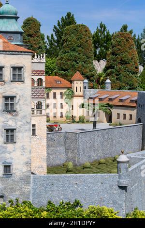 Inwald, Zator, Pologne - 12 août 2018 : Parc miniature 'Dramen World', petite réplique du château Pieskowa Skala du XIVe siècle près de Cracovie, à l'échelle 1:25 Banque D'Images