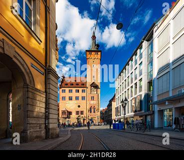 Wurzburg, Allemagne - 23 septembre 2014 : Église et vieille rue de Wurzburg, Bavière, Allemagne Banque D'Images