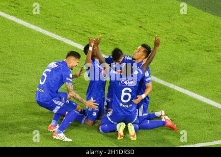 Bogota, Colombie.17 octobre 2021.Les joueurs de Millonarios célèbrent le but de Felipe Roman dans le classique capital entre Independiente Santa Fe et Millonarios au stade Nemesio Camacho El Campin à Bogota (Credit image: © Daniel Garzon Herazo/ZUMA Press Wire) Banque D'Images