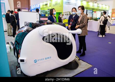 Changsha, province chinoise du Hunan.18 octobre 2021.Les gens visitent l'exposition du Forum mondial sur le développement économique et la sécurité du Forum Boao pour l'Asie (BFA) à Changsha, dans la province centrale de Hunan en Chine, le 18 octobre 2021.Avec le thème de la sécurité économique et du développement durable dans un monde de grands changements, le forum de trois jours vise à fournir une plate-forme haut de gamme pour promouvoir le dialogue entre les dirigeants politiques et les chefs d'entreprise du monde entier.Credit: Chen Sihan/Xinhua/Alay Live News Banque D'Images