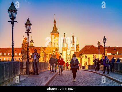 Wurzburg, Allemagne - 23 septembre 2014 : ancien pont et église avec des gens marchant à Wurzburg, Bavière, Allemagne Banque D'Images