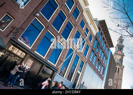 AMSTERDAM, Pays-Bas - Mars, 2018 : les touristes prendre des photos à l'entrée de la maison d'Anne Frank situé dans le vieux quartier central à Amsterdam Banque D'Images