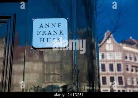 AMSTERDAM, PAYS-BAS - MARS 2018 : porte de la maison d'Anne Frank située dans le vieux quartier central d'Amsterdam Banque D'Images