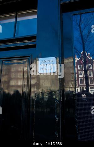 AMSTERDAM, PAYS-BAS - MARS 2018 : porte de la maison d'Anne Frank située dans le vieux quartier central d'Amsterdam Banque D'Images