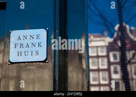 AMSTERDAM, PAYS-BAS - MARS 2018 : porte de la maison d'Anne Frank située dans le vieux quartier central d'Amsterdam Banque D'Images