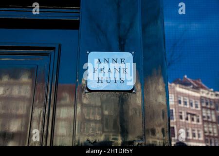 AMSTERDAM, PAYS-BAS - MARS 2018 : porte de la maison d'Anne Frank située dans le vieux quartier central d'Amsterdam Banque D'Images